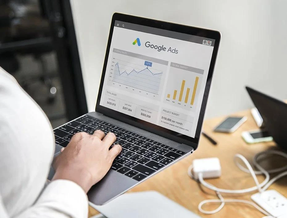 Persona al portatile con la dashboard di Google Ads e i grafici delle vendite